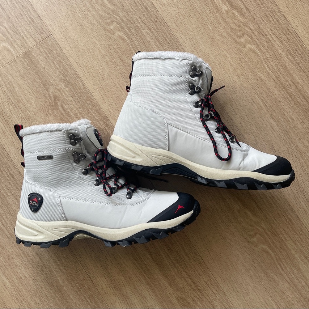 Light grey women’s waterproof hiking boots size 8.5